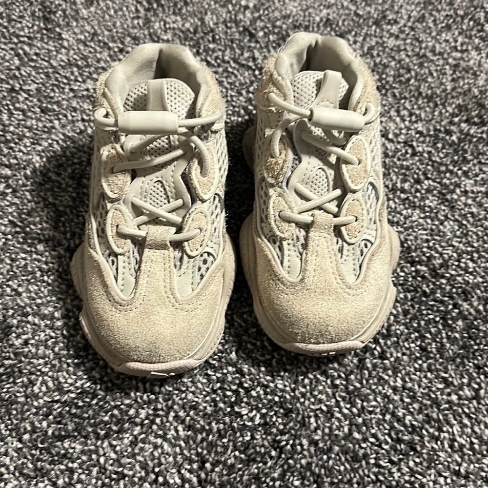 Toddler size 6 1/2 Yeezy infant sneaker in blush. Only worn 1 time.